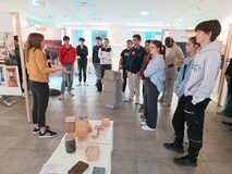 Galerie photo Les élèves de la filière TEBEE visitent l'exposition Architecture frugale